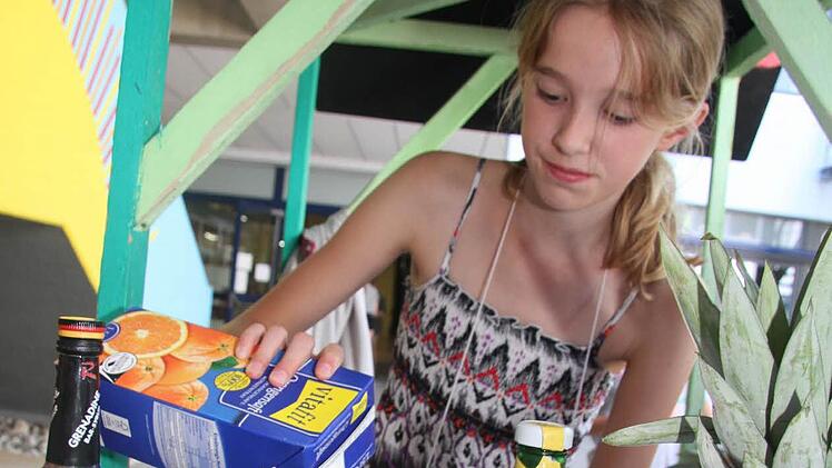 Einen anstrengenden, aber sehr tollen Job hat sich Eva Leithner (11) ausgesucht: Sie mixt Cocktails. Foto: Sonja Adam