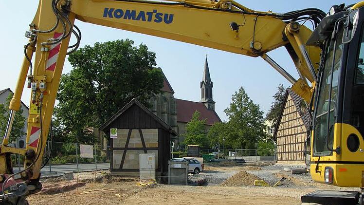 Einen barrierefreien Zugang am gleichen Standort erhält die Omnibushaltestelle an der Ortsdurchfahrt. Fotos: Klaus Oelzner
