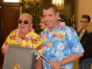 Den Schlüssel zum Rathaus und die Stadtkasse mussten die Bürgermeister Thomas Leiner und Toni Schick beim Rathaussturm an die Narren übergeben.  Foto: Peter Rauch