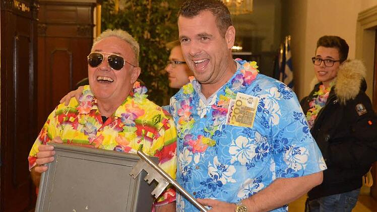 Den Schlüssel zum Rathaus und die Stadtkasse mussten die Bürgermeister Thomas Leiner und Toni Schick beim Rathaussturm an die Narren übergeben.  Foto: Peter Rauch