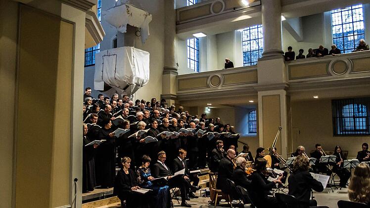 Der Coburger Bachchor beeindruckte zahlreiche Zuhörer mit der Erstauffhührung von Monteverdis Marienvesper in der fast fertig renovierten Morizkirche.Foto: Jochen Berger