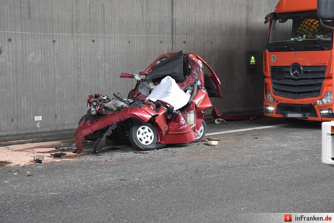 Auto zwischen Lkw eingequetscht auf A3