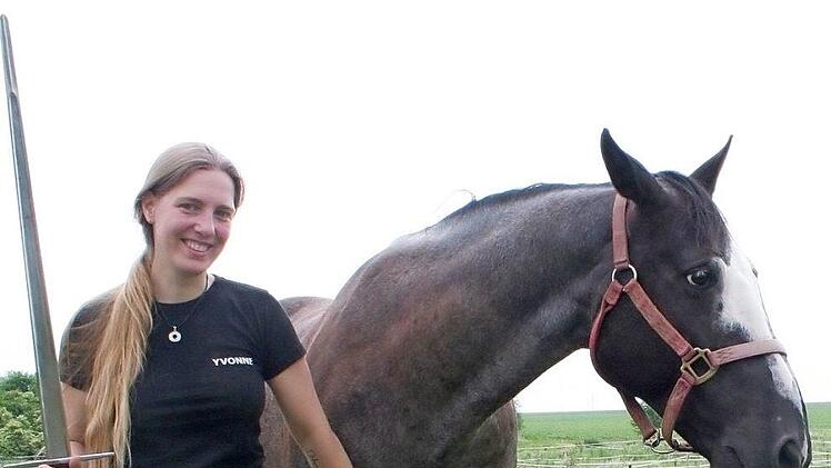 Wanata reicht's: Während Yvonne mit ihrem Schwert lächelt, bleckt das American Quarter Horse schon die Zunge.