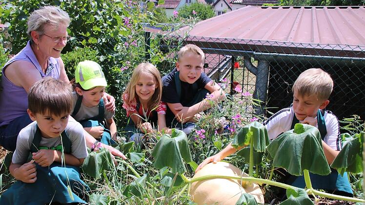 Einn heißer Sommer in Zeil: Maria Reinwand und ihre Gartenkinder sind stolz auf ihre neuen Schürzen und auf ihr "Prachtexemplar". Jutta Rudel