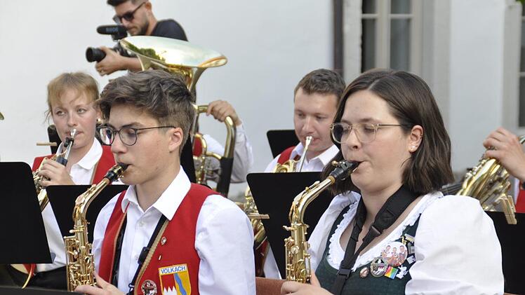 Das Symphonische Blasorchester Volkach ist ein Synonym für erlesene konzertante und symphonische Blasmusik, die jeden Blasmusikfreund begeistert.Peter Klopf