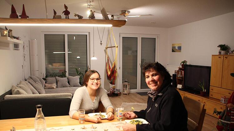 Susanne Plum und Tochter Jula  fühlen sich in dem Neubaugebiet auf 137 Quadratmetern richtig wohl.  Foto: Andreas Dorsch