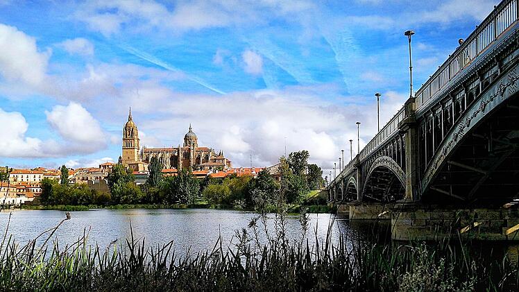 R&iacute;o Tormes mit Blick auf die Neue Kathedrale von Salamanca