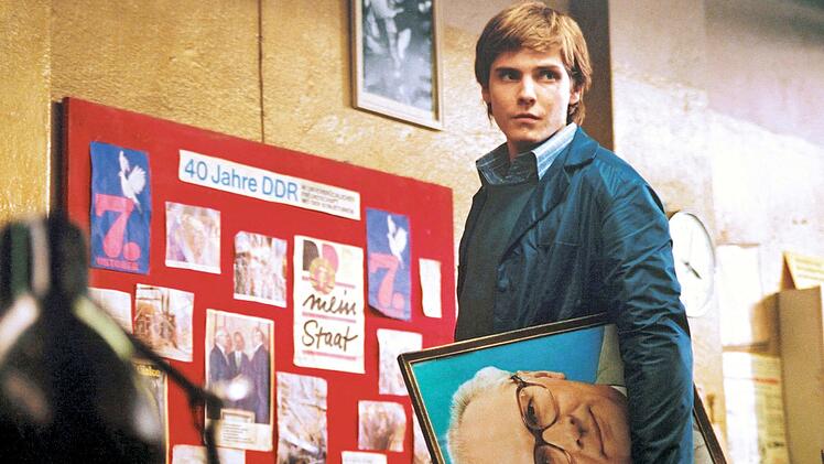 Alex (Daniel Br&uuml;hl) l&auml;sst f&uuml;r seine Mutter auf 79 Quadratmetern Plattenbau die DDR wieder auferstehen.