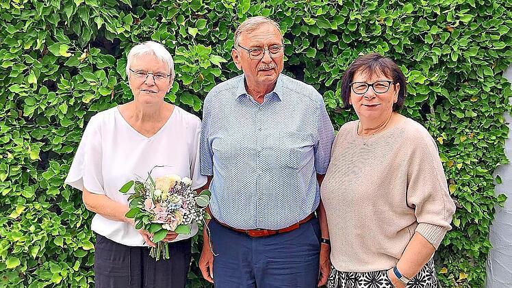 Rita und Armin Schmidt aus Prappach feierten ihre Goldene Hochzeit. Zu den Gratulanten z&auml;hlte auch Stadtr&auml;tin Claudia Gl&uuml;ckert (rechts), die die Gl&uuml;ckw&uuml;nsche der Stadt Ha&szlig;furt &uuml;berbrachte. Christian Licha