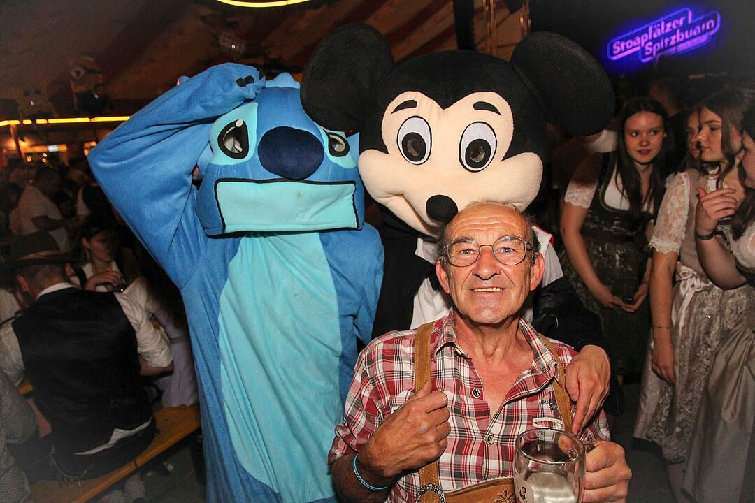 Die Stadlbesucher feierten mit den Stoapf&auml;lzer Spitzbuam.