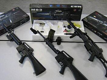 Mit Softairwaffen wie diesen sollen vier Männer im Klosterforst Kampfübungen gemacht haben.  Symbolbild: Archiv