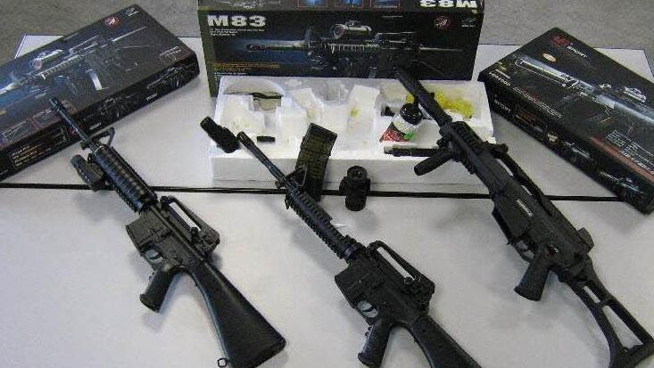 Mit Softairwaffen wie diesen sollen vier Männer im Klosterforst Kampfübungen gemacht haben.  Symbolbild: Archiv
