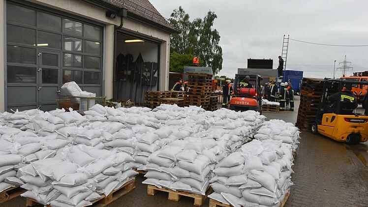 Hallstadt Bauhof Abfüllung der Sandsäcke Foto:Ronald Rinklef