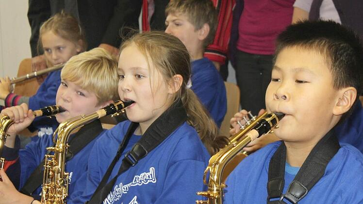Sie fiebern schon jetzt ihrem ersten Auftritt entgegen: Im Bild (von rechts): Yran Yen, Josefine Barnickel, Jannik Beiergrößlein. Foto: Veronika Schadeck
