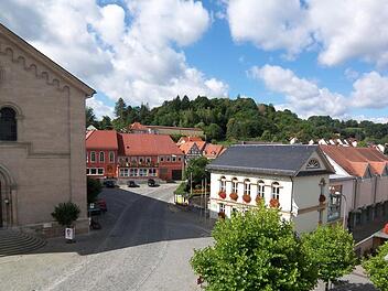 Als "einen der schönsten Marktplätze Frankens" bezeichnete das Landesamt für Denkmalpflege den Eltmanner Marktplatz. Die Behörde lehnt einen Asphaltbelag für die Ortsdurchfahrt ab, die quer über den Platz führt. Links ist die Stadtpfarrkirche und rechts die Stadthalle. Foto: sw/Archiv