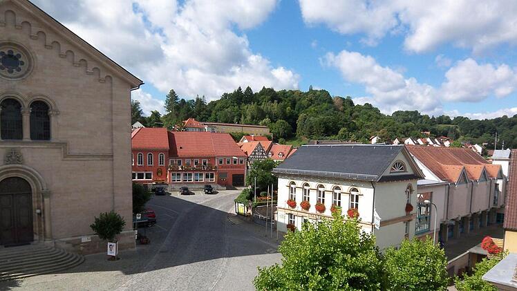 Als "einen der schönsten Marktplätze Frankens" bezeichnete das Landesamt für Denkmalpflege den Eltmanner Marktplatz. Die Behörde lehnt einen Asphaltbelag für die Ortsdurchfahrt ab, die quer über den Platz führt. Links ist die Stadtpfarrkirche und rechts die Stadthalle. Foto: sw/Archiv