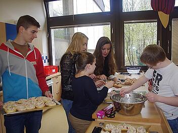 Die Teilnehmer des P-Seminars und die Fünftklässler des FWG hatten viel Spaß bei ihrem Aktionstag mit den Grund- und Hauptschulstufen der Lebenshilfe.  Foto: Heike Schülein