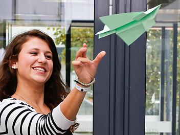 Auszubildende Annalena Köhlein hatte sichtlich Freude beim Ausprobieren des Papierfliegers. Foto: Matthias Hoch