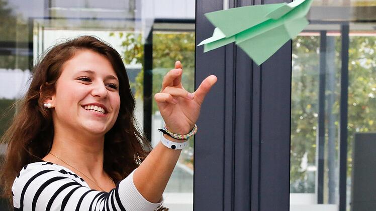 Auszubildende Annalena Köhlein hatte sichtlich Freude beim Ausprobieren des Papierfliegers. Foto: Matthias Hoch