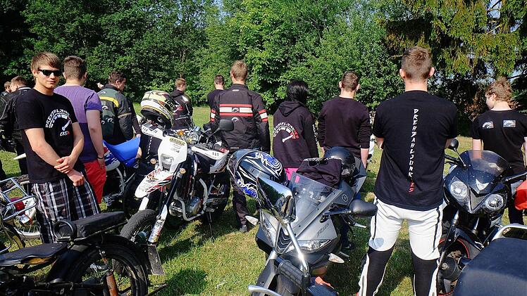 Die Biker vom Club "Drehzahljunkies" aus Würzburg sind zum ersten Mal in Wartmannsroth dabei. Foto: Gerd Schaar