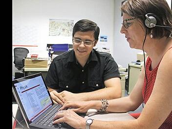 Gemeinsam mit der Lehrerin Dorothea Elsel bereitet Jonas Barnickel sich an der Virtuellen Berufsoberschule Bayern auf sein Fachabitur vor. Der Vorteil: Nebenbei kann der Neukenrother in seinem Job als Werkzeugmacher Geld verdienen. Foto: Veronika Schadeck