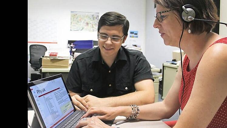 Gemeinsam mit der Lehrerin Dorothea Elsel bereitet Jonas Barnickel sich an der Virtuellen Berufsoberschule Bayern auf sein Fachabitur vor. Der Vorteil: Nebenbei kann der Neukenrother in seinem Job als Werkzeugmacher Geld verdienen. Foto: Veronika Schadeck