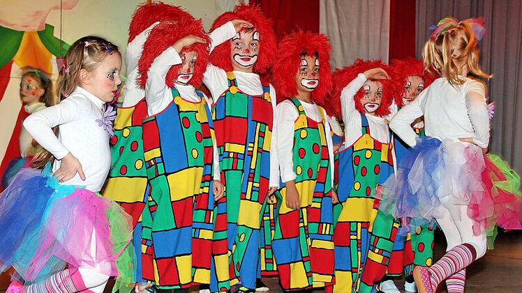 Kleiner Clown ganz groß: Die Kinder waren beim Clowntanz sehr hübsch geschminkt und als Clowns maskiert. Foto: Dieter Britz