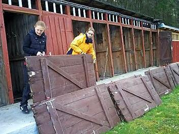 Die letzten alten Privatkabinen werden abgebaut. Fotos: Georg K&ouml;rfgen