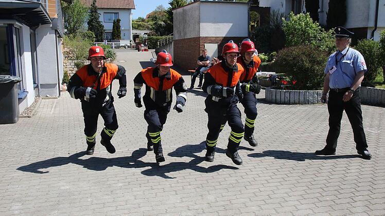 Und Action! Bilder vom Erwachsenenleistungsmarsch der oberfränkischen Feuerwehren in Großheirath (Landkreis Coburg). Fotos: Michael Stelzner