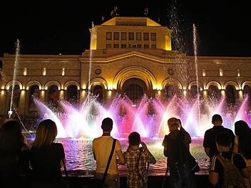 Bitte zweimal hinschauen: Der Brunnen ist nicht im Kurgarten, sondern in Jeriwan. Foto: Jan Woitas/dpa