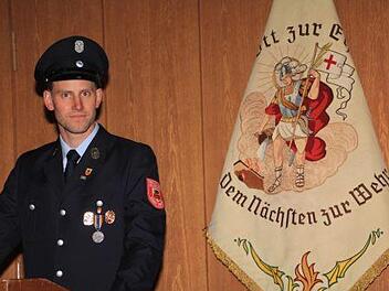 Die Fahne steht für eine Tradition, die sich lange vor der offiziellen Gründung vor 150 Jahren dem Grundsatz "Gott zur Ehr, dem Nächsten zur Wehr" verpflichtet sah. Der junge Vereinsvorsitzende Anton Gerstenkorn steht für die Zukunft der Feuerwehr Ebern, die sich mit starker Besetzung, gutem Leistungsstand und zeitgemäßer Ausrüstung für Herausforderungen gewappnet zeigt und zudem das Leben in der Stadt mitgestaltet