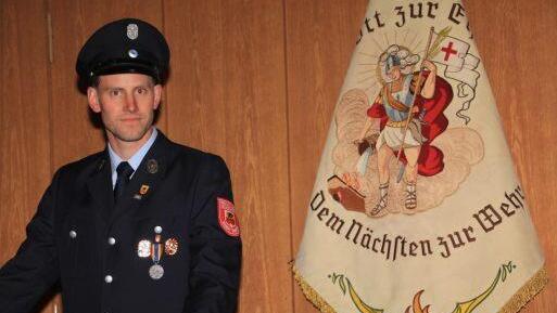 Die Fahne steht für eine Tradition, die sich lange vor der offiziellen Gründung vor 150 Jahren dem Grundsatz "Gott zur Ehr, dem Nächsten zur Wehr" verpflichtet sah. Der junge Vereinsvorsitzende Anton Gerstenkorn steht für die Zukunft der Feuerwehr Ebern, die sich mit starker Besetzung, gutem Leistungsstand und zeitgemäßer Ausrüstung für Herausforderungen gewappnet zeigt und zudem das Leben in der Stadt mitgestaltet