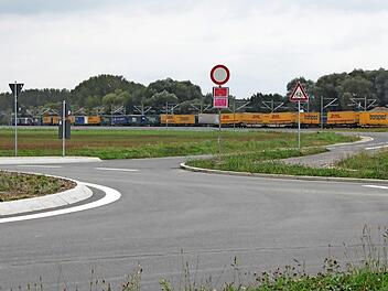 Der Kreisverkehr ist frei, aber die Einfahrt auf die Staatsstraße von Zapfendorf nach Breitengüßbach weiterhin untersagt. Fotos: Hans Kurz