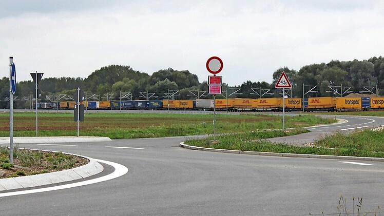 Der Kreisverkehr ist frei, aber die Einfahrt auf die Staatsstraße von Zapfendorf nach Breitengüßbach weiterhin untersagt. Fotos: Hans Kurz