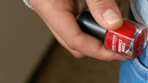 Ladendiebe lassen laut Polizei öfter Kosmetika oder Parfüm mitgehen. Diese Szene ist jedoch gestellt. Foto: Symbolbild,  dpa/Katharina Heimeier