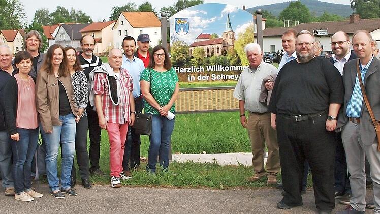 Die Vertreter der Schneyer Vereine mit der Stadträtin Elke Werner (links neben der Tafel) als Sprecherin sowie die Sponsoren freuen sich zusammen mit dem Bürgermeister Andreas Hügerich über die gelungenen neuen Ortstafeln, die die beiden Pfarrer Tanja Vincent (Zweite von links) und Roland Neher (Vieter von links) segneten. Foto: Alfred Thieret