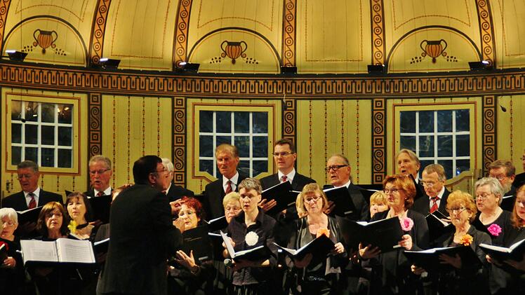 Hermann Freibott dirigiert den Chor der Kissinger Sängervereinigung in der Wandelhalle. Werner Vogel