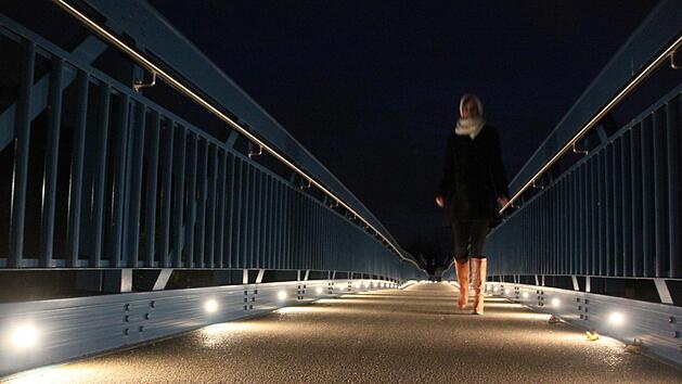 Hunderte von LEDs verleihen dem Steg  ein urbanes Aussehen. Die Stahl-Aluminium-Konstruktion k&ouml;nnte sich gut in einer Weltstadt  befinden. Foto: Matthias Einwag