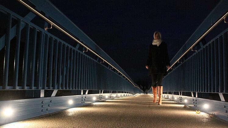 Hunderte von LEDs verleihen dem Steg  ein urbanes Aussehen. Die Stahl-Aluminium-Konstruktion könnte sich gut in einer Weltstadt  befinden. Foto: Matthias Einwag