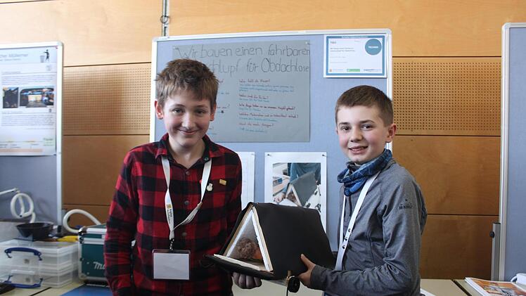 Julius Hügel und Vincent Zeiß präsentieren ihren fahrbaren Obdachlosenunterschlupf.  Fotos: Lucie Homann