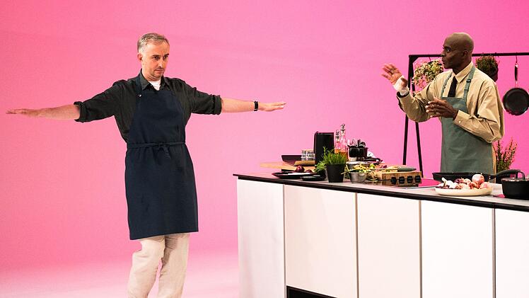 "Nein, nein, nein!" Von Jan B&ouml;hmermanns Catwalk-Versuchen war Bruce Darnell (rechts) nicht wirklich angetan.