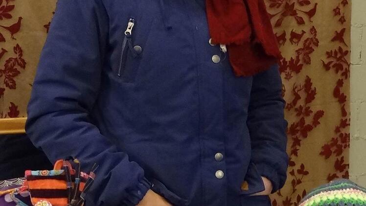 Die junge Künstlerin Hannah Geiger bot ihre selbst gemachten Mützen und T-Shirts für einen guten Zweck an.