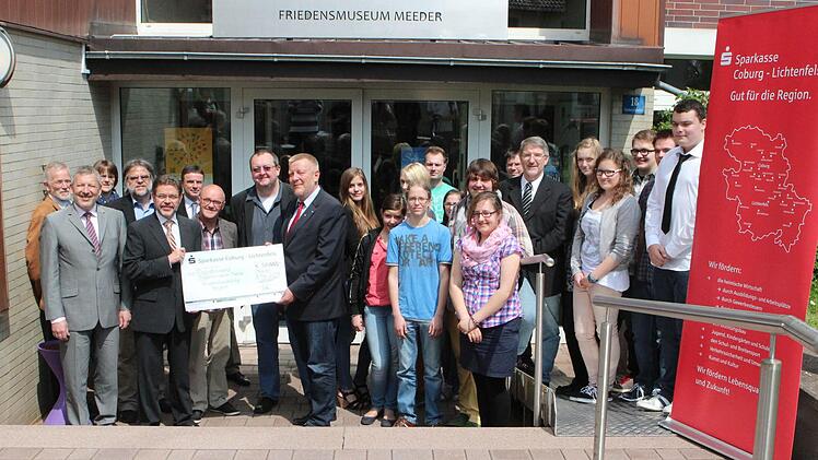 Die bayerische Sparkassenstiftung und die Stiftung der Sparkasse Coburg-Lichtenfels überreichten einen Scheck über 50 000.
