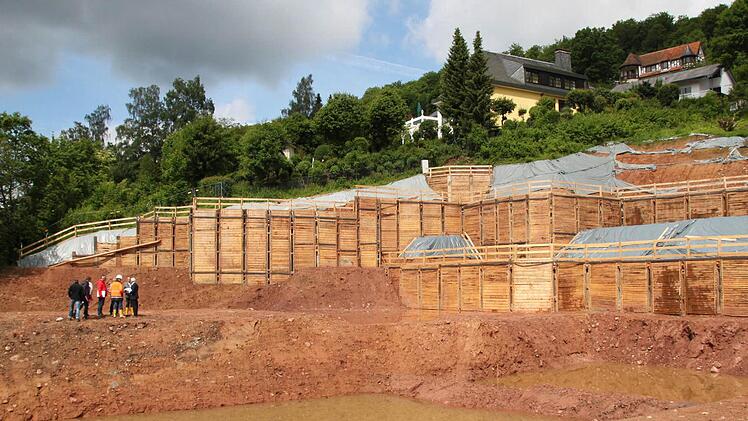 Und auf der Baustelle verschaffen sich die unterschiedlichsten Sachverständigen einen Überblick.