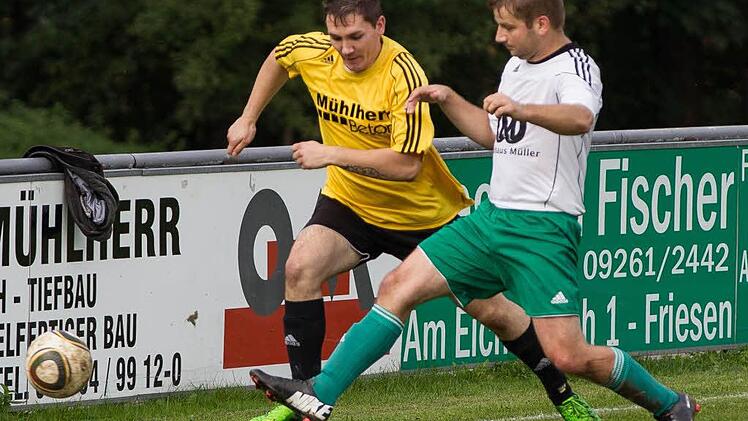 In einem der Spitzenspiele der A-1 trennten sich der SV Friesen III mit Stefan Letsch (rechts) und der TSV Küps mit 1:1. Foto: Heinrich Weiß