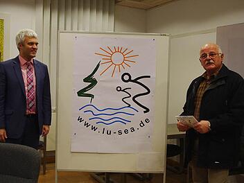 Rudi Söllner (rechts) stellt sein Logo für das Freibad vor, das von Bürgermeister Timo Ehrhardt (links) und dem Stadtrat ausgewählt worden war. Foto: Heike Schülein