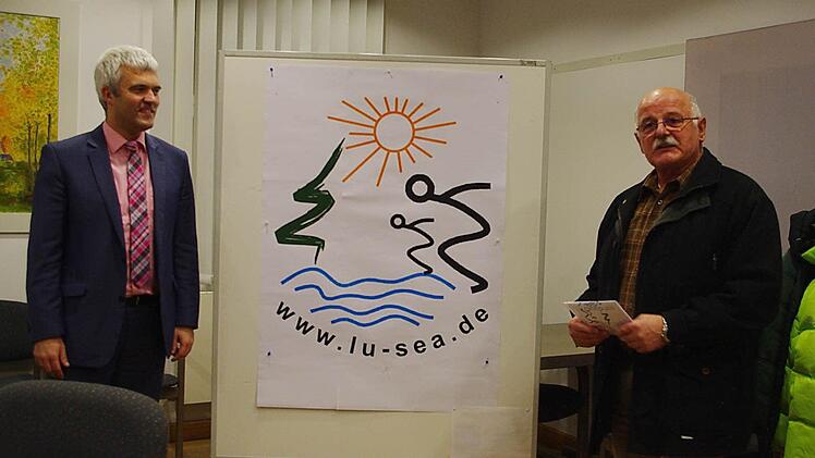Rudi Söllner (rechts) stellt sein Logo für das Freibad vor, das von Bürgermeister Timo Ehrhardt (links) und dem Stadtrat ausgewählt worden war. Foto: Heike Schülein