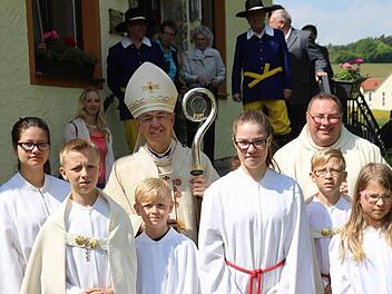 Erzbischof Schick (l.) feierte mit Pfarrer Gehret (r.) und den Ministranten. Fotos: Franz Galster