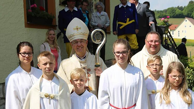 Erzbischof Schick (l.) feierte mit Pfarrer Gehret (r.) und den Ministranten. Fotos: Franz Galster