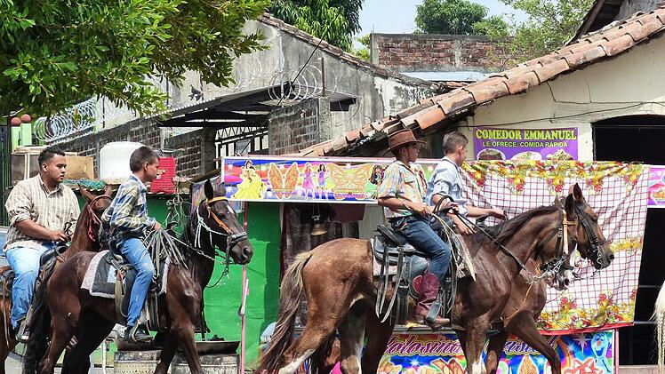 Wie im Wilden Westen. In El Salvador schwingen sich die Männer gerne aufs Pferd.